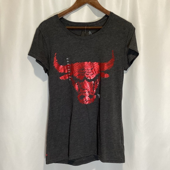 1292. Women’s Adidas Chicago Bulls Short Sleeve Tee NWT XL - Picture 1 of 3
